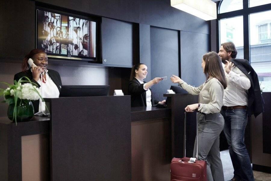 Hotel Vacances Bleues Provinces Opera front desk, lobby, 