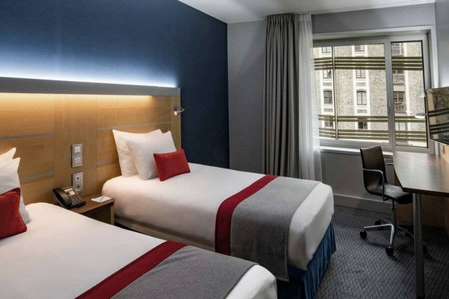 Holiday Inn Express-Canal De La Villette, an IHG Hotel hotel bedroom