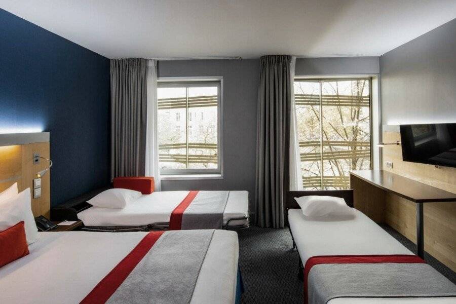 Holiday Inn Express-Canal De La Villette, an IHG Hotel hotel bedroom