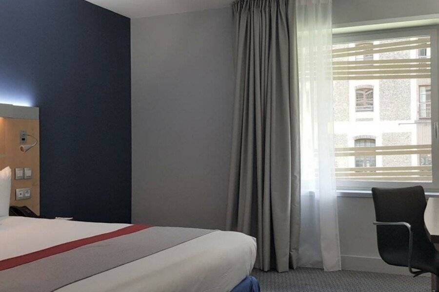 Holiday Inn Express-Canal De La Villette, an IHG Hotel hotel bedroom