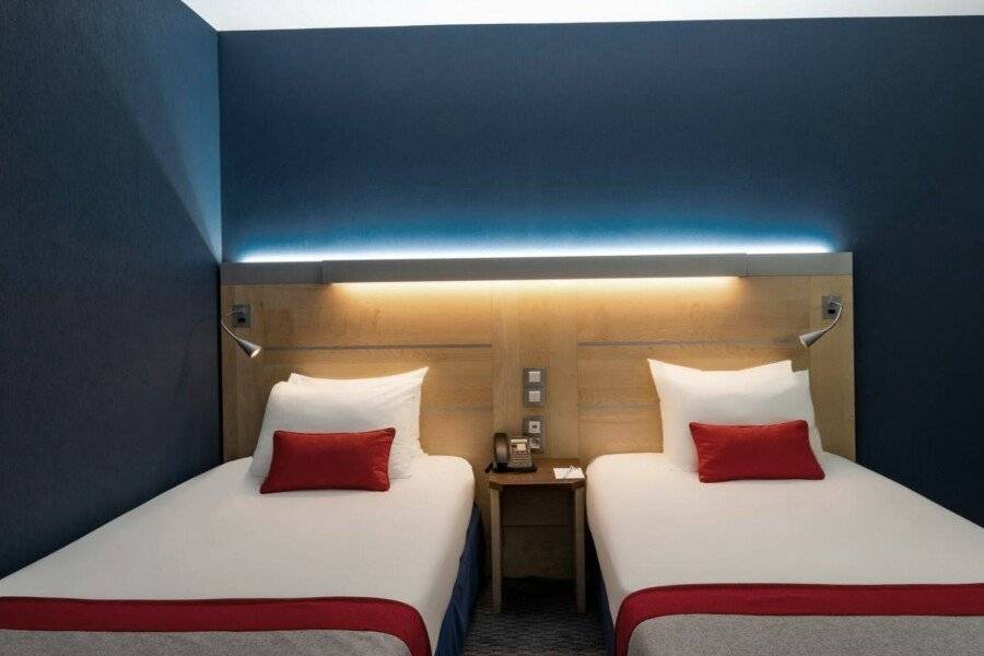 Holiday Inn Express-Canal De La Villette, an IHG Hotel hotel bedroom