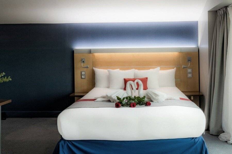 Holiday Inn Express-Canal De La Villette, an IHG Hotel hotel bedroom