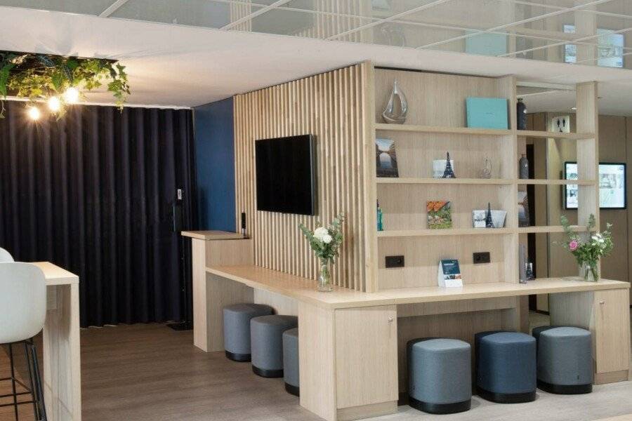 Holiday Inn Express-Canal De La Villette, an IHG Hotel lobby