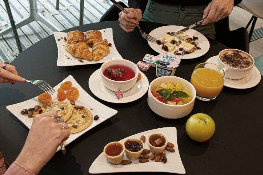 Holiday Inn Express-Canal De La Villette, an IHG Hotel breakfast