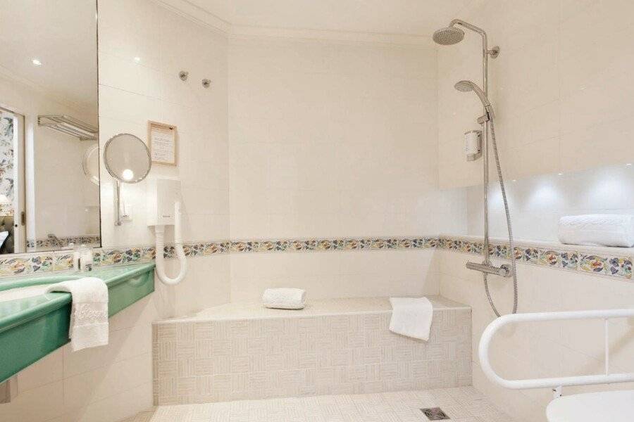 Hôtel Le Regent bathtub