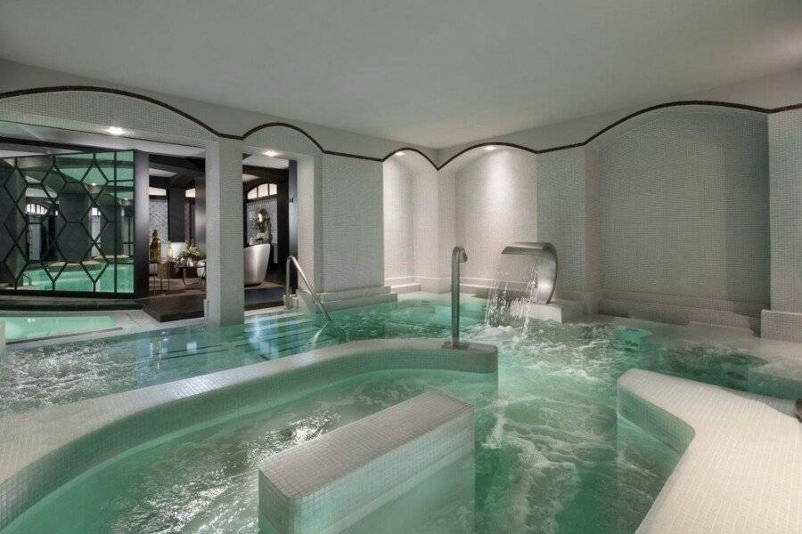 Hôtel Barrière Fouquet's spa,jacuzzi