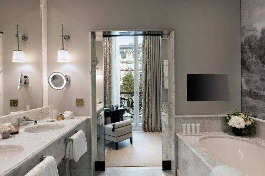 Hôtel Barrière Fouquet's bathtub