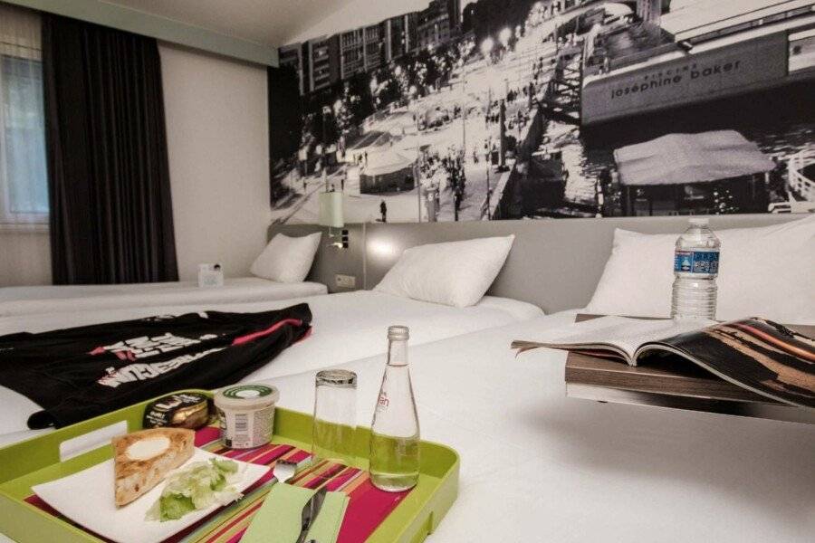 ibis Styles Tolbiac Bibliotheque hotel bedroom, breakfast