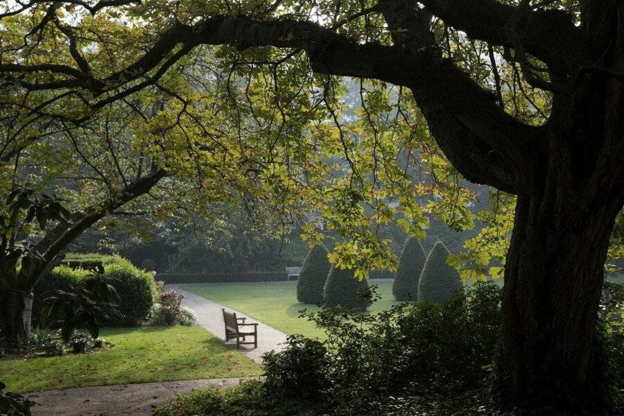 Jumeirah Carlton Tower garden,