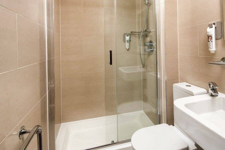 ibis Styles Gloucester Road bathtub