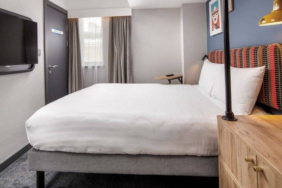 ibis Styles Gloucester Road hotel bedroom