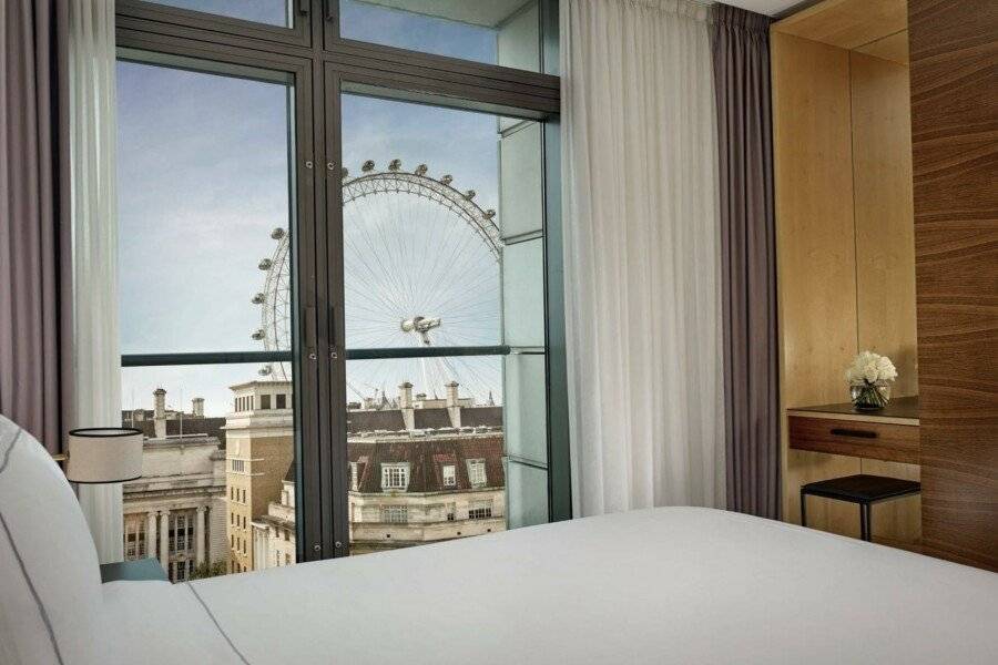 Park Plaza County Hall hotel bedroom,ocean view