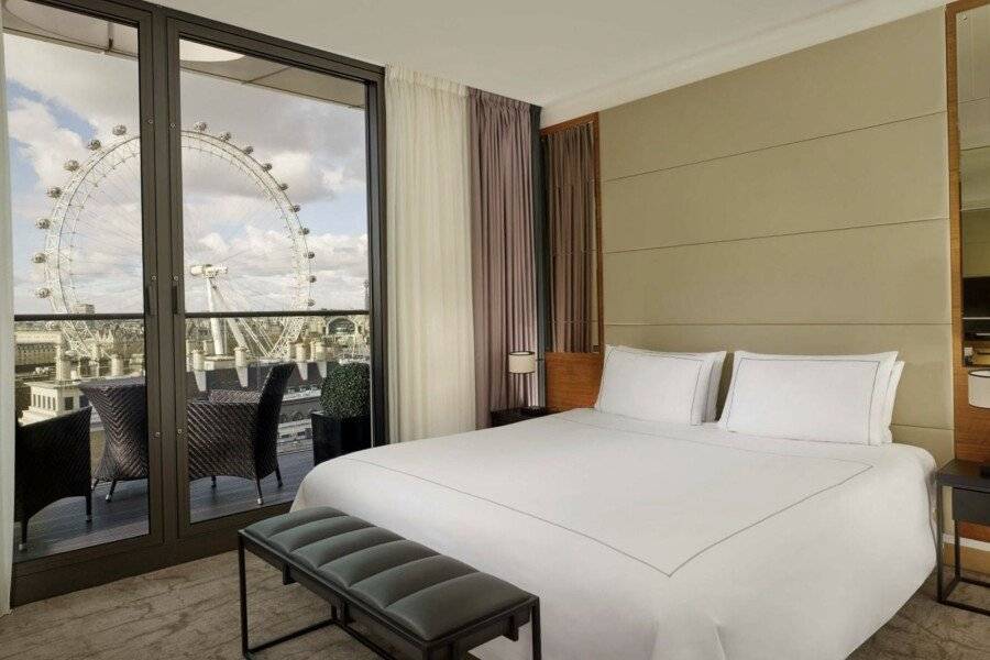 Park Plaza County Hall hotel bedroom,balcony,ocean view