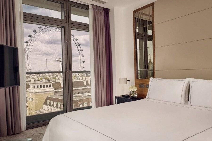 Park Plaza County Hall hotel bedroom,ocean view