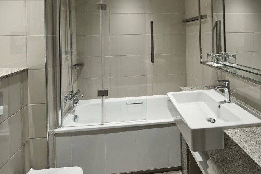 London Marriott Hotel Regents Park bathtub