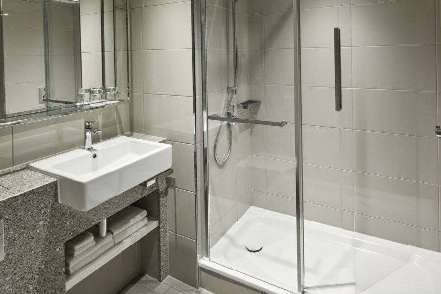 London Marriott Hotel Regents Park bathtub