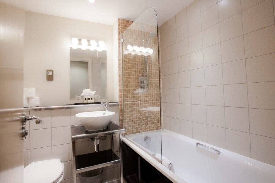 Grand Plaza Serviced Apartments bathtub