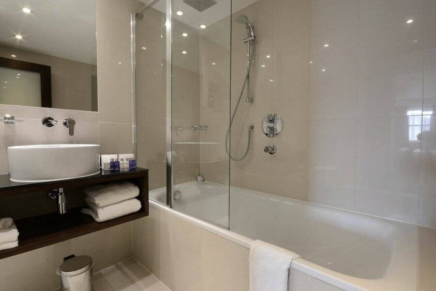 Park Grand Kensington bathtub