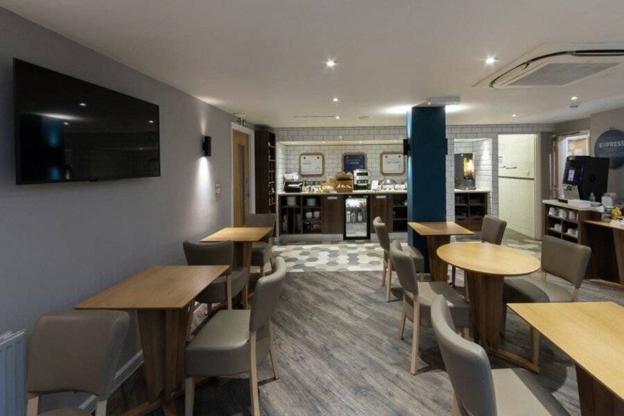 Holiday Inn Express London Victoria, an IHG Hotel restaurant