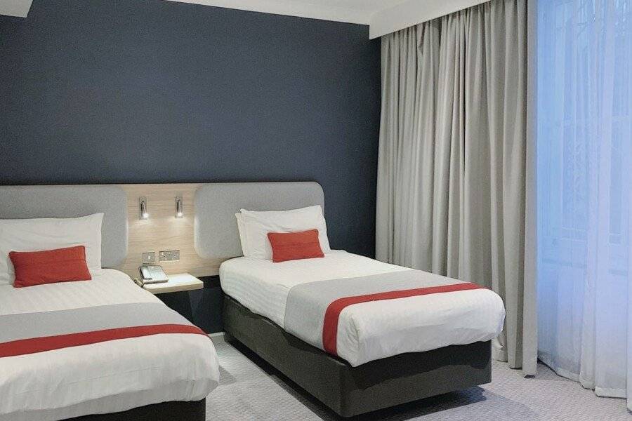 Holiday Inn Express London Victoria, an IHG Hotel hotel bedroom