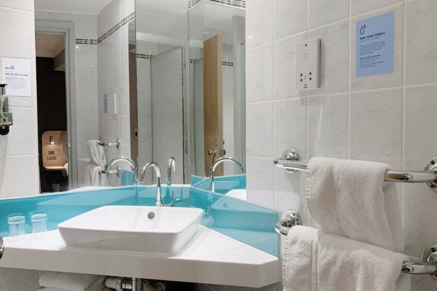 Holiday Inn Express London Victoria, an IHG Hotel ,bathtub