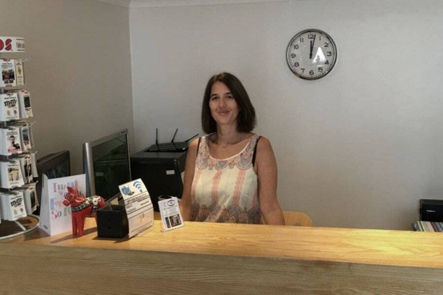 Melbourne House Hotel ,front desk