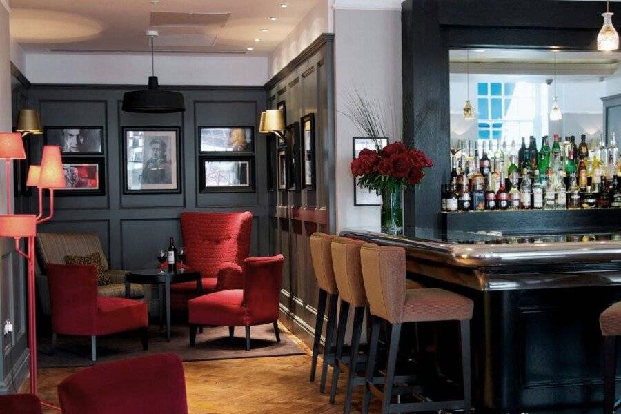 London Bridge Hotel bar