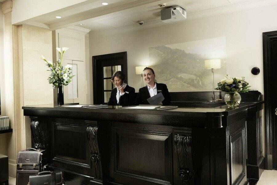 London Bridge Hotel front desk, lobby, concierge