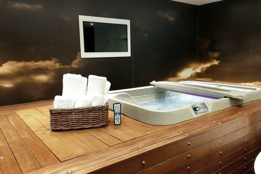 The Exhibitionist Hotel spa,jacuzzi