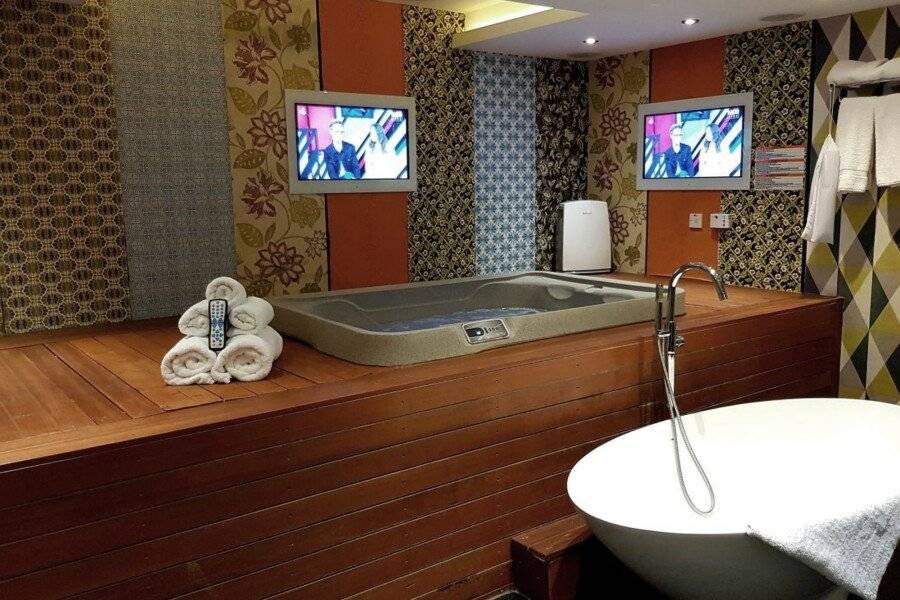 The Exhibitionist Hotel jacuzzi,bathtub