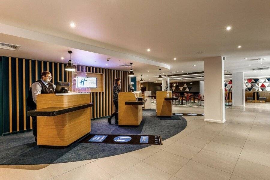 Holiday Inn Express-Hammersmith, an IHG Hotel lobby, front desk