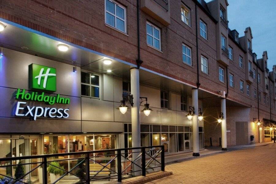 Holiday Inn Express-Hammersmith, an IHG Hotel facade