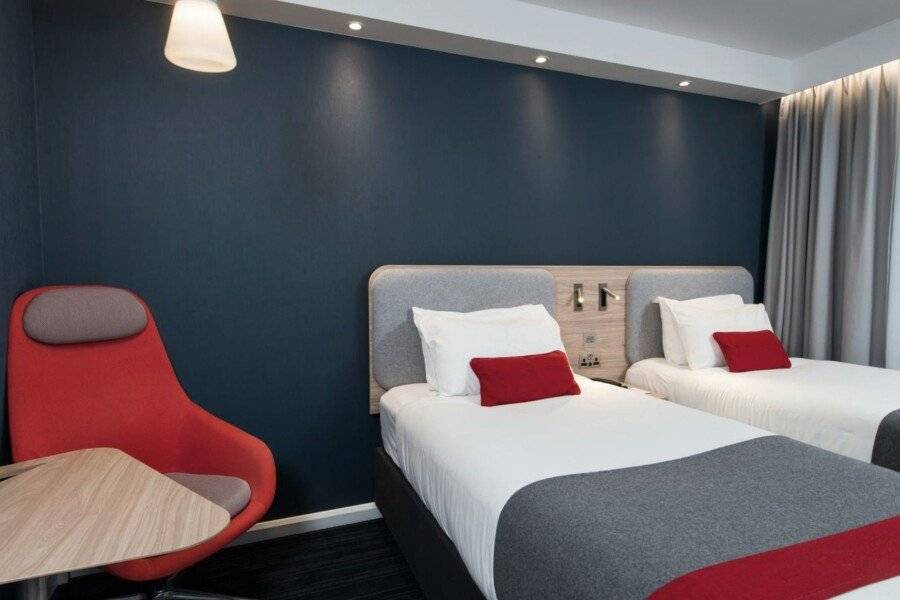 Holiday Inn Express-Hammersmith, an IHG Hotel hotel bedroom