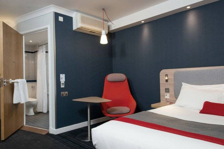 Holiday Inn Express-Hammersmith, an IHG Hotel hotel bedroom