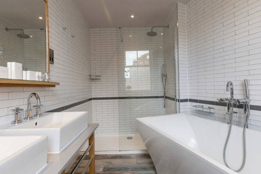 The Brook Green Hotel bathtub