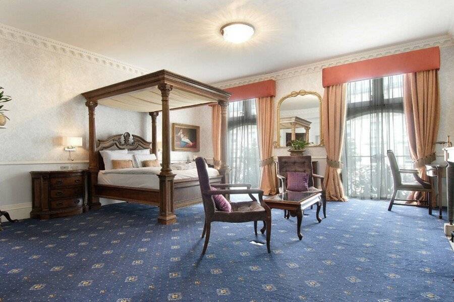 Grand Royale Hyde Park hotel bedroom