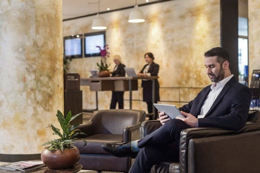 Novotel Tower Bridge lobby