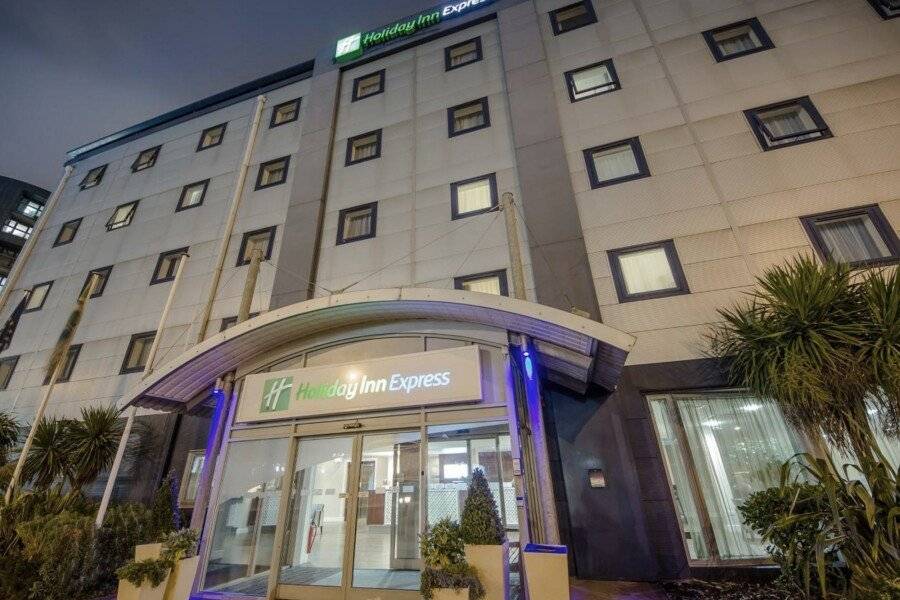 Holiday Inn Express Royal Docks, an IHG Hotel facade