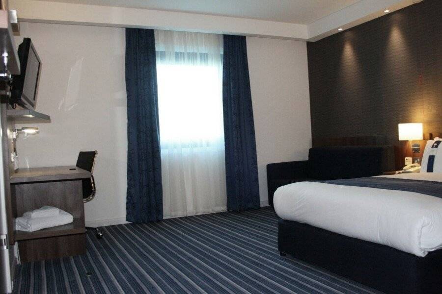 Holiday Inn Express Stratford, an IHG Hotel hotel bedroom