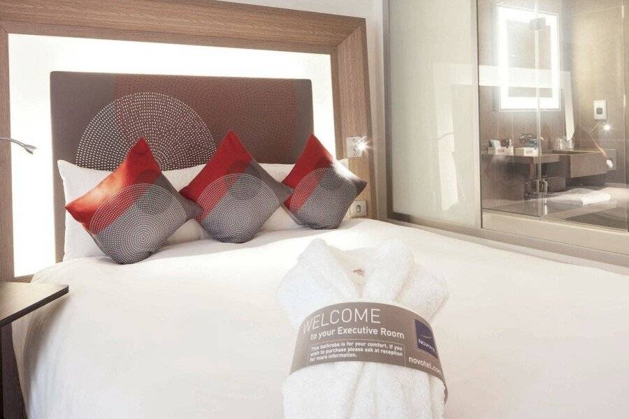 Novotel Bridge hotel bedroom