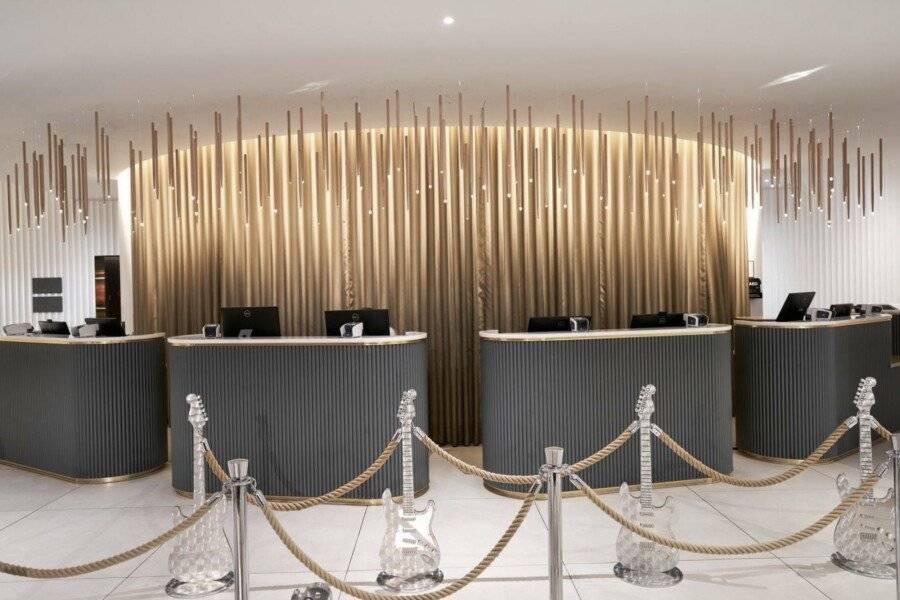 The Cumberland, front desk, lobby