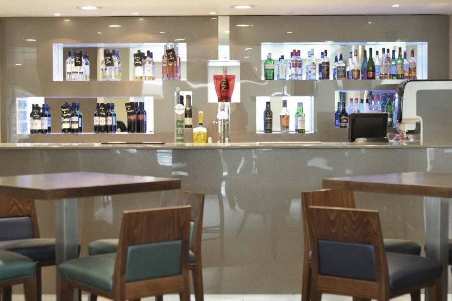 Holiday Inn Express Earls Court, an IHG Hotel bar