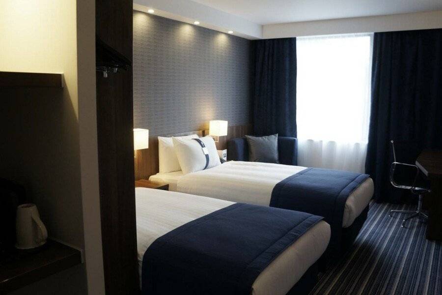 Holiday Inn Express Earls Court, an IHG Hotel hotel bedroom