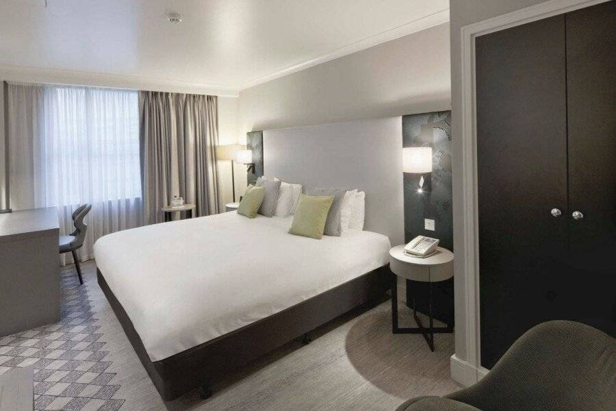 Doubletree By Hilton Kensington hotel bedroom