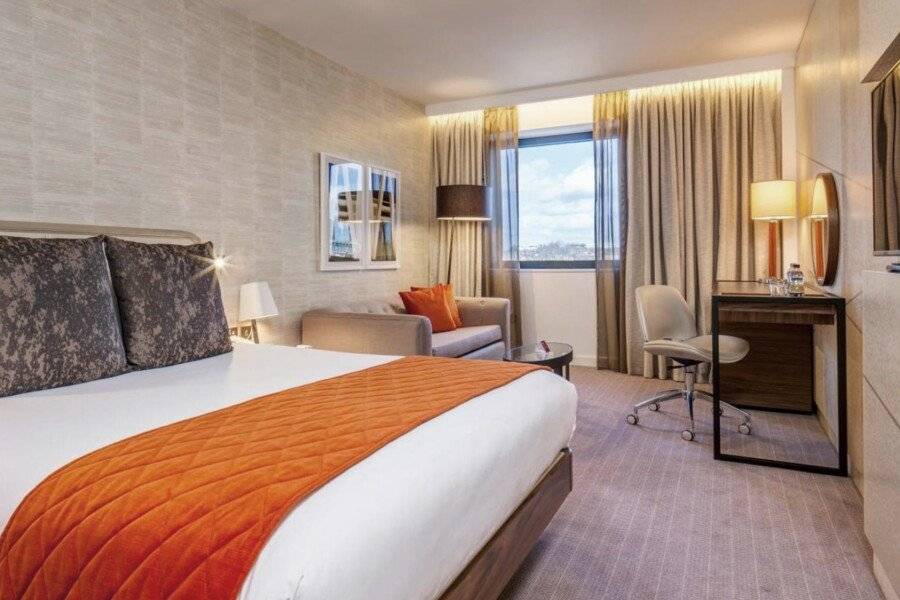 Crowne Plaza Kings Cross, an IHG Hotel hotel bedroom