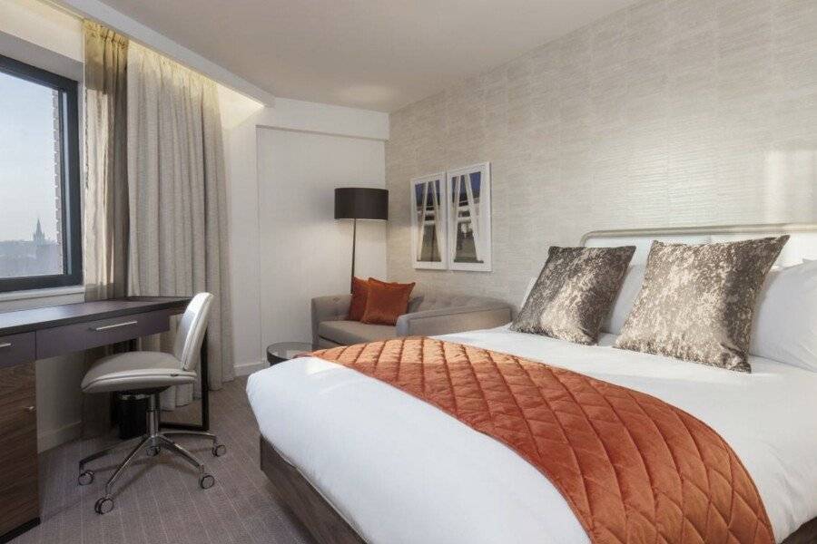 Crowne Plaza Kings Cross, an IHG Hotel hotel bedroom