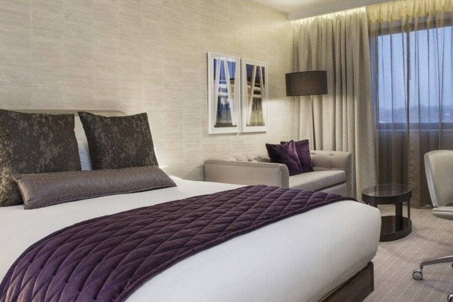 Crowne Plaza Kings Cross, an IHG Hotel hotel bedroom