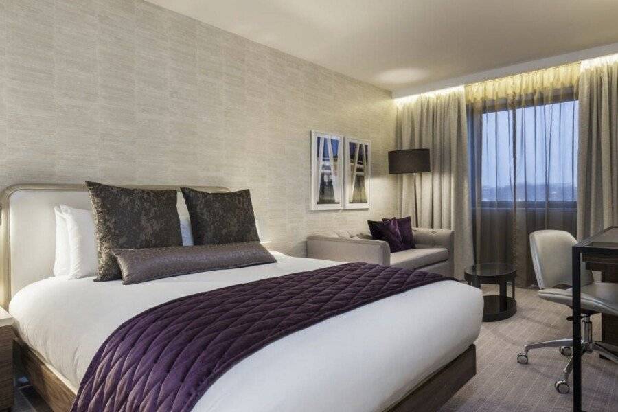 Crowne Plaza Kings Cross, an IHG Hotel hotel bedroom