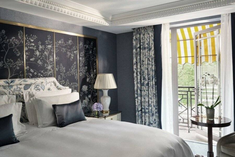 The Dorchester - Dorchester Collection hotel bedroom,balcony