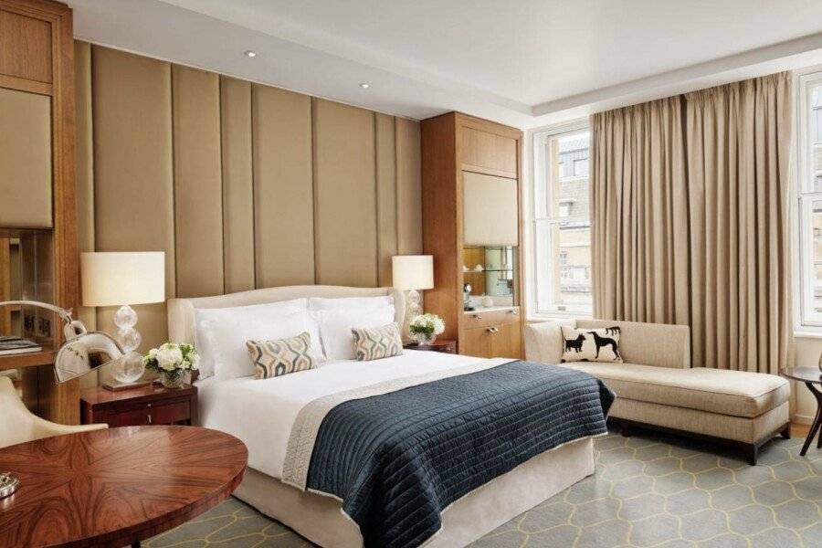 Corinthia hotel bedroom